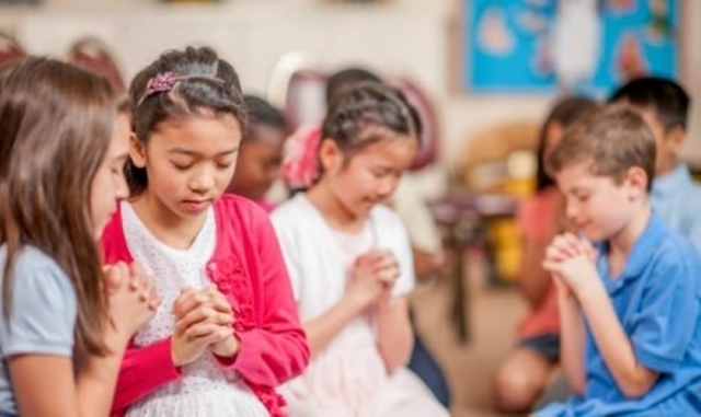 Grupos de estudio de la Biblia crecen mientras clubes satánicos se cierran