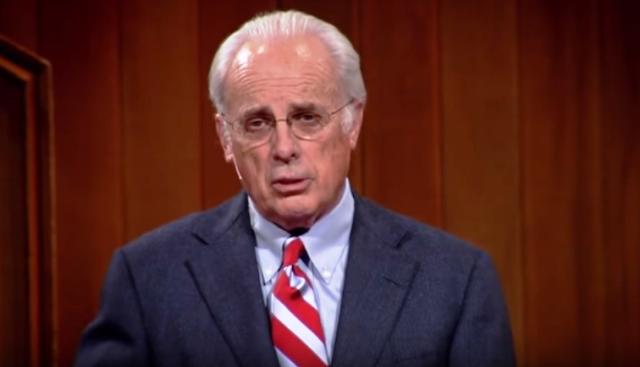 John MacArthur: La Biblia no permite que las mujeres prediquen ni sean ordenadas al pastorado