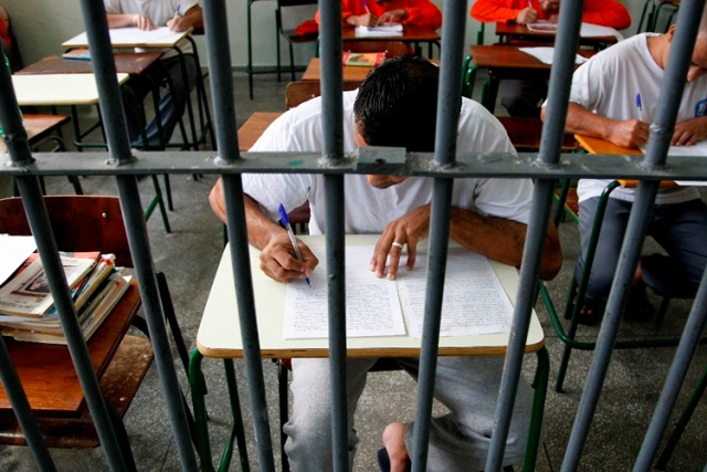 Profesor premiado por usar Biblia para enseñar historia a presos