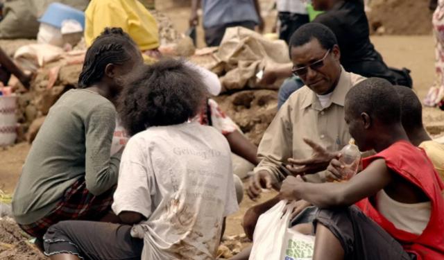 Millonario vende todo para cuidar de niños en África porque Dios se lo pidió