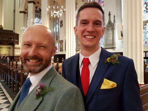 Activistas vencen disputa e iglesia celebra primer matrimonio gay en templo