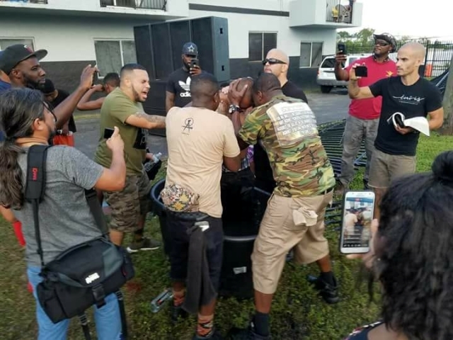 Predicador gana traficantes para Cristo y los bautiza en las calles