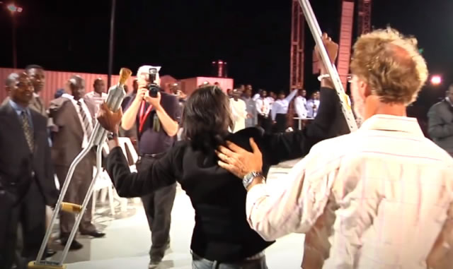 Paralítica deja las muletas tras oración de evangelista