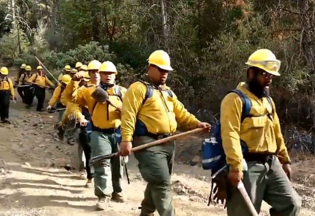Bomberos alaban a Dios en medio de incendios en California