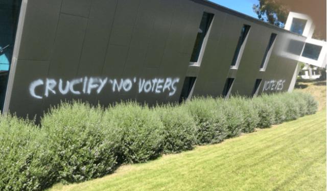 Militantes LGBT vandalizan iglesias y piden que cristianos sean crucificados