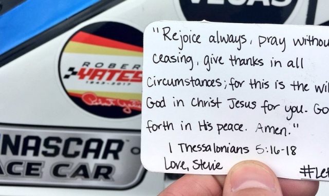 Piloto de Nascar comparte la Biblia en cada carrera