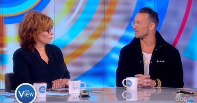 Pastor Carl Lentz de Hillsong criticado por no condenar aborto