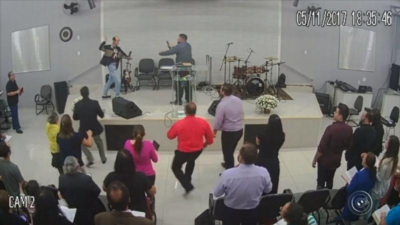 Hombre intenta apuñalar a pastor en culto para “probar si Dios era Dios”