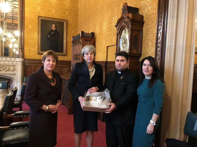 Después de defender Islam, Primera Ministra del Reino Unido gana Biblia quemada por Estado Islámico