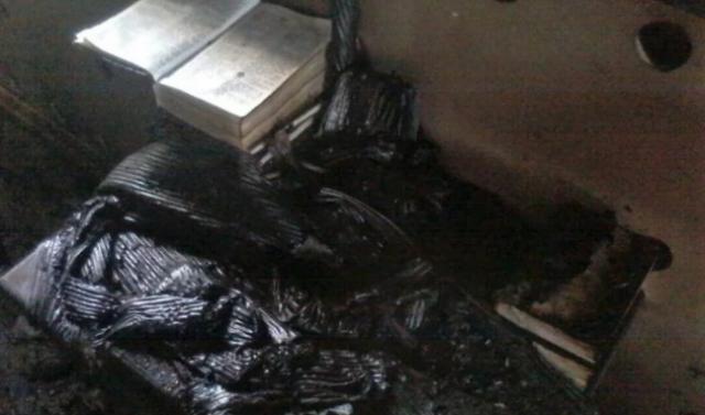 Biblia encontrada intacta tras ser incendiada una iglesia por musulmanes