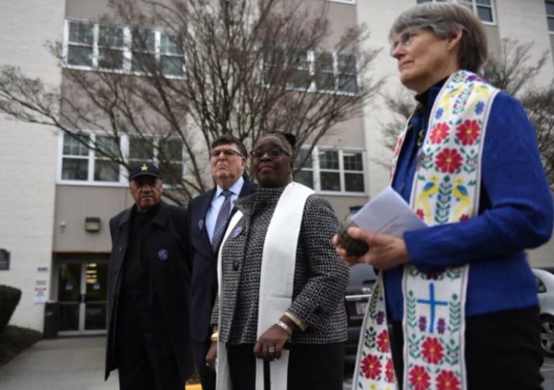 Pastores “bendicen” clínica de aborto y son criticados