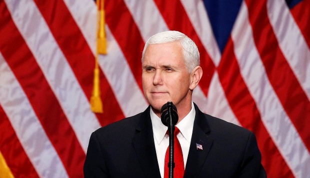 Mike Pence llamado “loco” por afirmar que conversa con Jesús