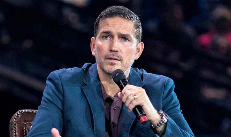 Jim Caviezel predica a jóvenes en universidad: “Dios va a usarlos”