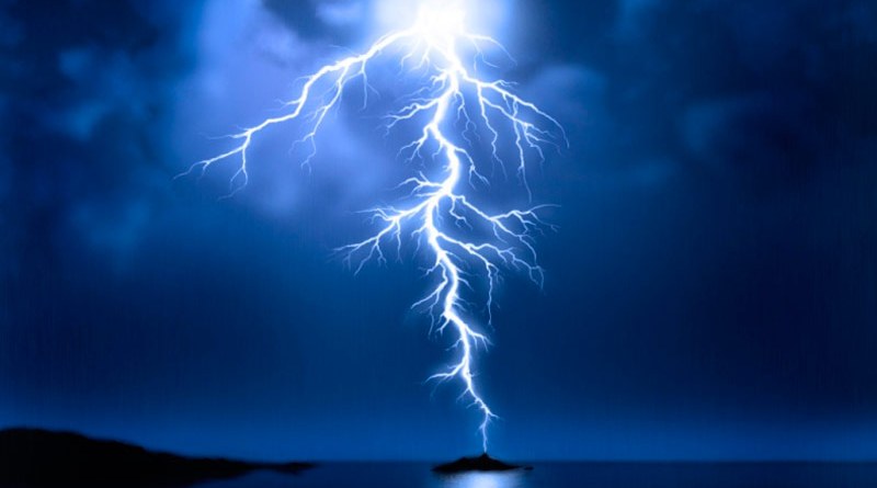 Rayo cae en iglesia en pleno culto matando a 16 personas