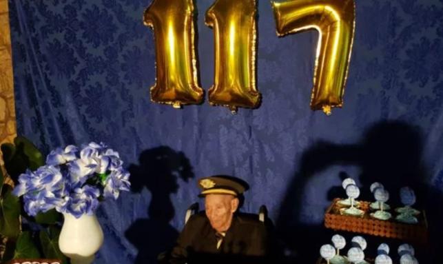 A los 117 años, el hombre más longevo de Brasil continúa yendo a la iglesia