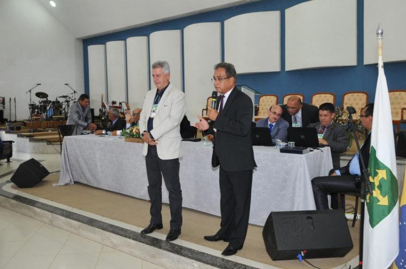 Gobernador que mandó derribar iglesias aplaudido por Asamblea de Dios