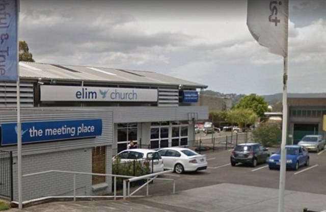 Censuran anuncio de culto de Pascua a iglesia y la obligan a excluir el nombre de Jesús