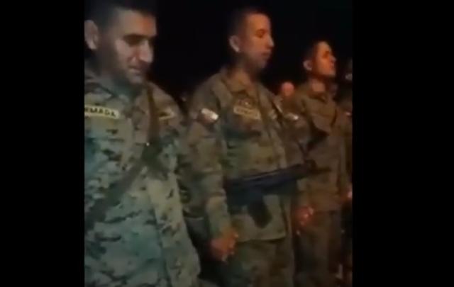 Soldados de Ecuador oran antes de salir a combatir narcotráfico