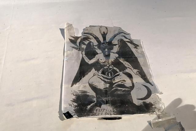 Satanista intenta incendiar iglesia dejando una imagen satánica en púlpito