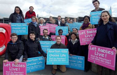 Nueva ley prohíbe a cristianos orar alrededor de clínicas de aborto