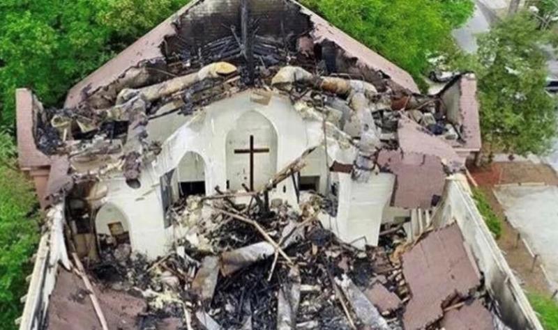 Iglesia se deshace con fuego, pero cruz permanece intacta