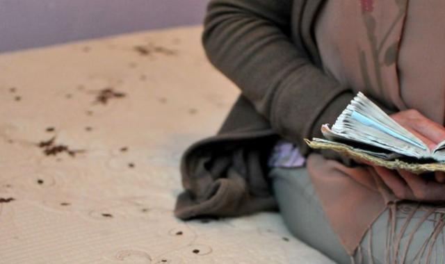 Cristiano es multado por leer su Biblia en casa