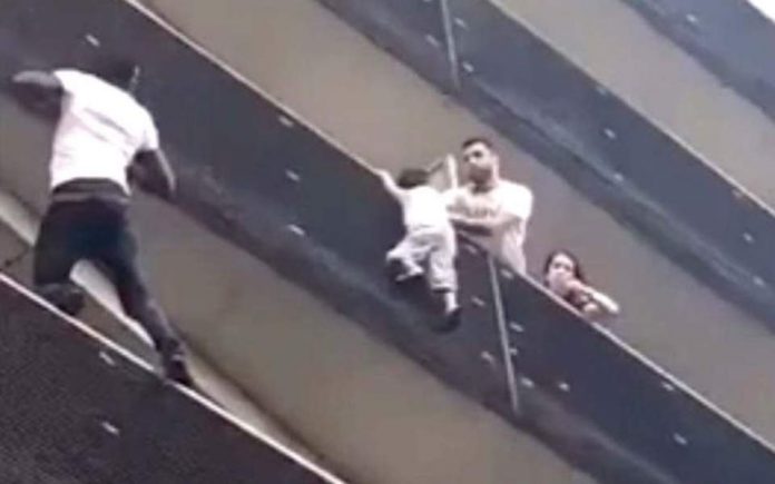 Héroe que escaló edificio para rescatar a un niño: “Dios me ayudó”