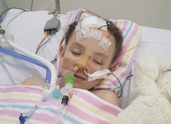 Niña en coma vuelve a caminar tras haber sido diagnosticada con 99% del cerebro muerto