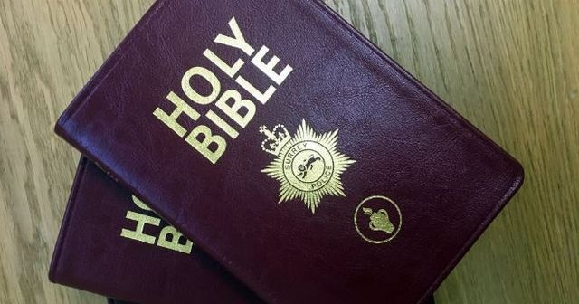 Policía provoca reacciones violentas por permitir distribución gratuita de biblias