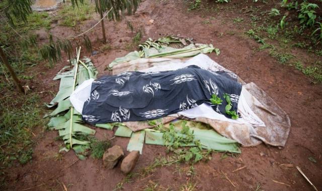 Soldados matan traductor de la Biblia y nuevos ejemplares sufren barreras en África