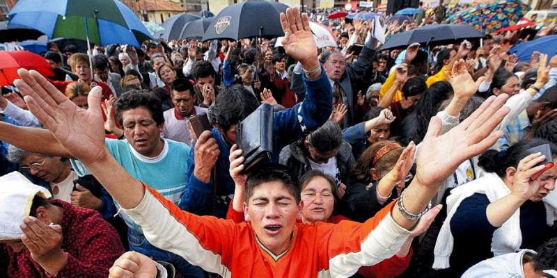 Evangélicos crecen en Latinoamérica mientras Papa Francisco intenta frenarlo