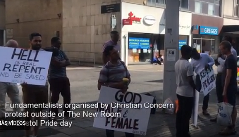 Evangelistas protestan ante iglesia que hacía culto “pro-LGBT”