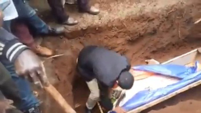 Autoproclamado profeta intenta resucitar a hombre sepultado y genera revuelta al fracasar