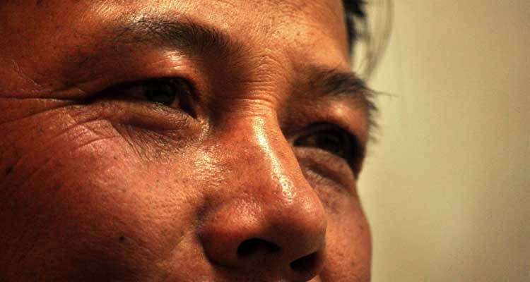 Budistas obligan a pastor a beber orina de vaca