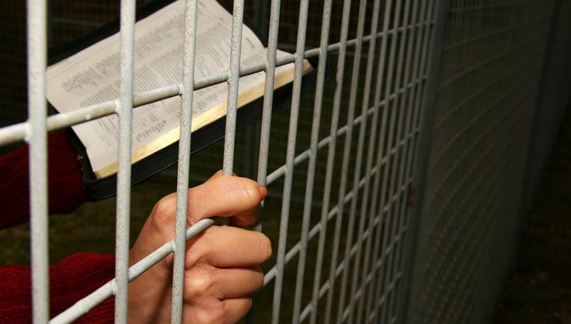 Irán condena a pareja e iglesia por practicar cristianismo