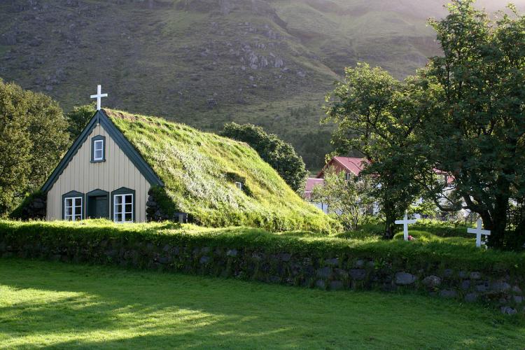 Islandia prohíbe que se enseñe religión a menores de 21 años