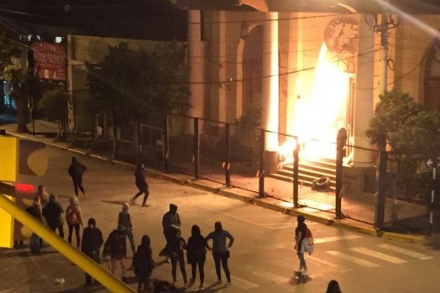 Feministas lanzan bombas incendiarias contra iglesia