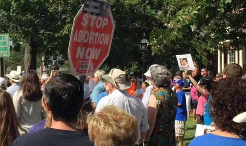 Anciano es golpeado por orar frente a clínica de aborto