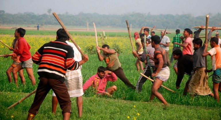 Cristianos sufren persecución por distribuir biblias en calles