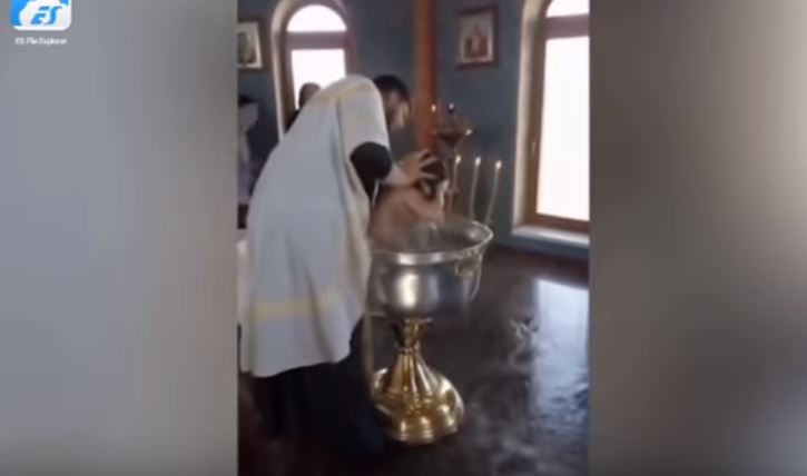Sacerdote casi ahoga niña en bautismo decía que tenía a Satanás