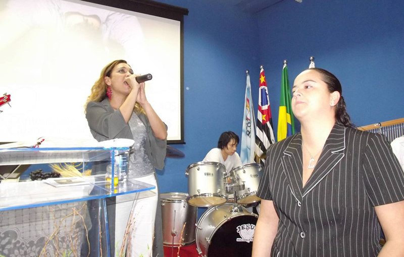 Supuesta pastora lésbica, dice en TV que “Dios me creó así”