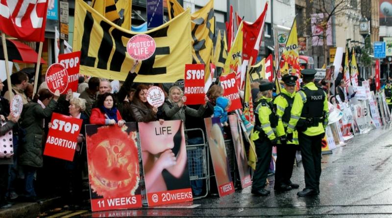 Propuesta quiere prohibir oraciones diarias en parlamento británico