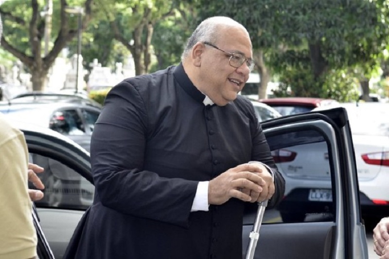 Sacerdote dice a fieles que envíen evangélicos a que “los parta un rayo”