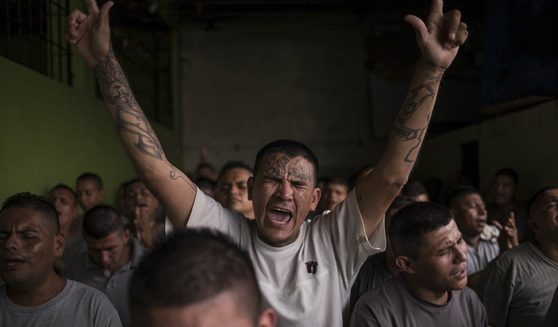 1.600 miembros de pandillas rivales se convierten a Jesús en prisión