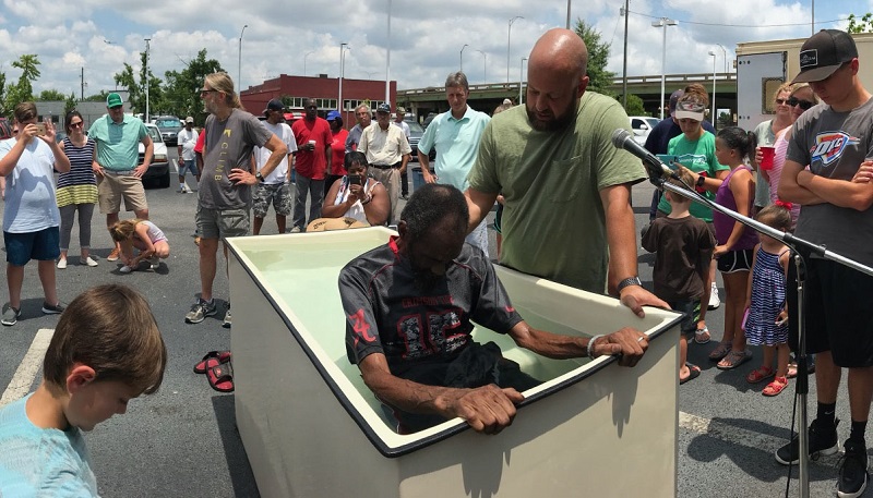Estacionamiento se convierte en iglesia para alcanzar a indigentes