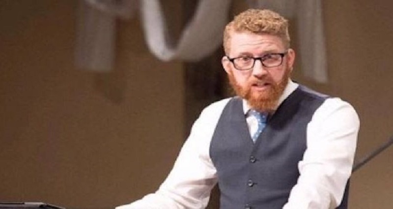 Pastor renuncia y abandona su fe atacando a cristianos