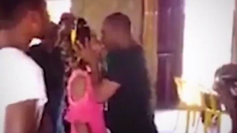 Cuestionan a pastor que besó a una joven para expulsarles los demonios