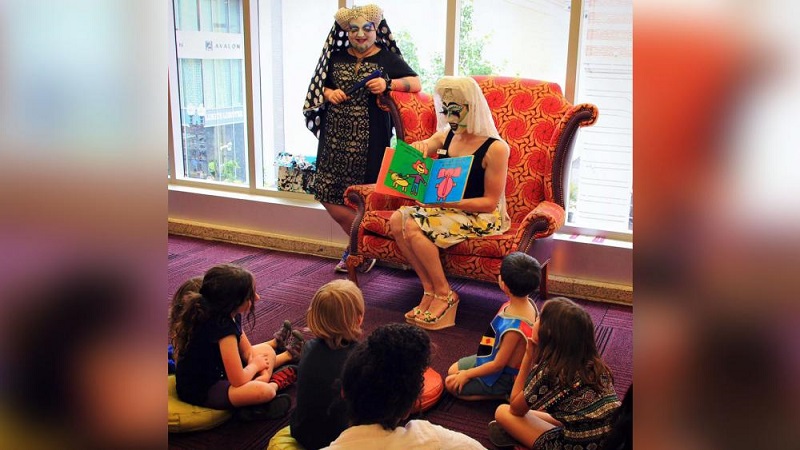 Permiten que drag queens les narren cuentos a niños en México