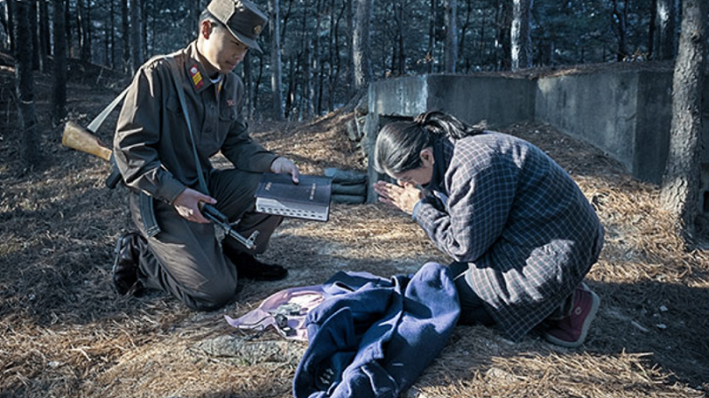 Guardia que confiscaba biblias en Corea del Norte se convierte a Cristo