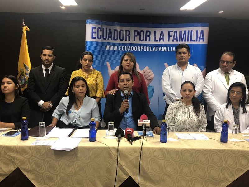 Evangélicos de Ecuador convocan marcha para exigir consulta popular sobre matrimonio gay